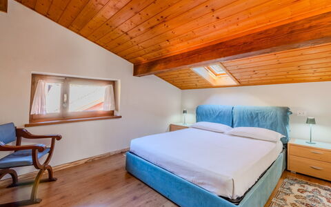 Mansarda in Legno San Rocco: Legna, Interior Design, Letto, Soffitto, Camera Da Letto, Pavimento, Mobilia, Pavimentazione, Camera, Casa