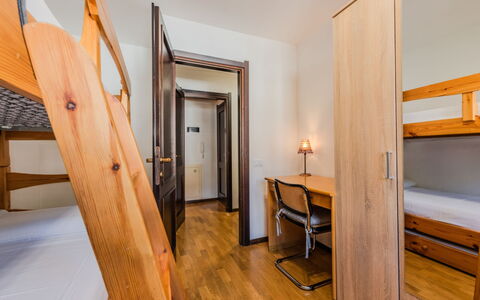 Al Parco: Letto A Castello, Legna, Pavimentazione, Pavimento, Letto, Interior Design, Mobilia, Soffitto, Camera Da Letto, Telaio Del Letto