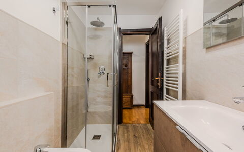 Al Parco: Pavimentazione, Pavimento, Interior Design, Legna, Idraulico Fixture, Bagno, Camera, Soffitto, Idraulico, Casa