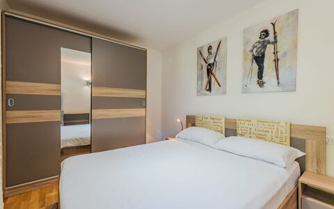 Al Parco: Letto, Mobilia, Interior Design, Camera Da Letto, Pavimentazione, Pavimento, Bedding, Legna, Lenzuolo, Camera