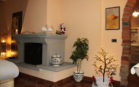 Holiday Home Croce With Spa: Interior Design, Pavimentazione, Illuminazione, Vaso Di Fiori, Pavimento, Mobilia, Focolare, Camera, Pianta Della Casa, Soggiorno
