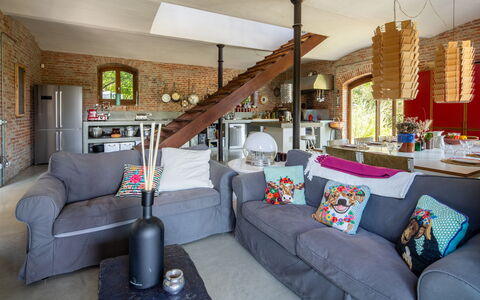 Villa Poggio Zucchino, Pool, Wellness, Piacenza: Mobilia, Interior Design, Divano, Legna, Pavimentazione, Soggiorno, Tavolo, Sedia, Pavimento, Soffitto