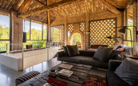 Villa Poggio Zucchino, Pool, Wellness, Piacenza: Interior Design, Legna, Mobilia, Soffitto, Pavimentazione, Pavimento, Architettura, Illuminazione, Soggiorno, Sedia