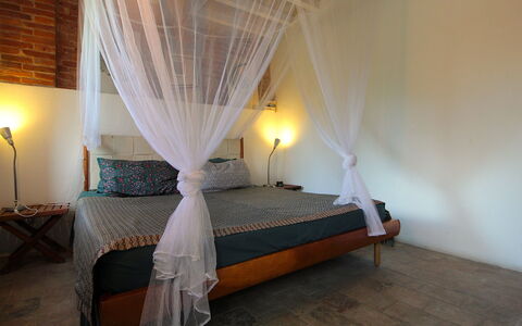 Villa Poggio Zucchino, Pool, Wellness, Piacenza: Letto, Camera Da Letto, Mobilia, Interior Design, Legna, Bedding, Pavimento, Lenzuolo, Biancheria, Pavimentazione