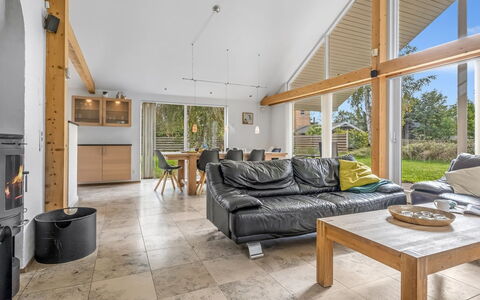 Talitha - 40M from the Sea: Pavimentazione, Legna, Interior Design, Soffitto, Pavimento, Divano, Soggiorno, Mobilia, Pavimento In Legno, Latifoglie