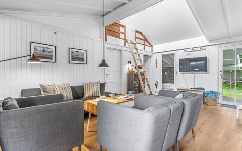 Effy - 600M from the Sea: Tetto, Casa, Casa, Villetta, Porta, Raccordo, Deck, Portico, Plank, Latifoglie