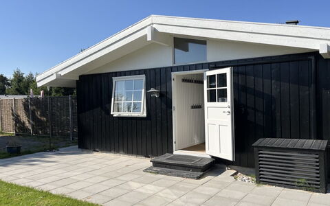 Effy - 600M from the Sea: Tetto, Casa, Casa, Villetta, Porta, Raccordo, Deck, Portico, Plank, Latifoglie