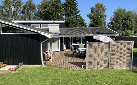 Effy - 600M from the Sea: Tetto, Casa, Casa, Villetta, Porta, Raccordo, Deck, Portico, Plank, Latifoglie