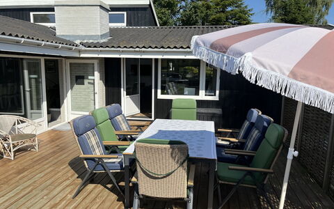 Effy - 600M from the Sea: Tetto, Casa, Casa, Villetta, Porta, Raccordo, Deck, Portico, Plank, Latifoglie