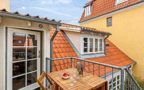 Edel - 250M from the Sea: Porta, Color Legno, Balcone, Deck, Pianta Della Casa, Latifoglie, Vaso Di Fiori, Mobili Da Esterno, Corrimano, Illuminazione Diurna