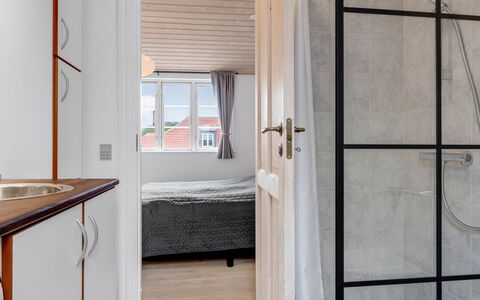 Edel - 250M from the Sea: Legna, Pavimentazione, Pavimento, Interior Design, Camera Da Letto, Soffitto, Camera, Letto, Appartamento, Color Legno
