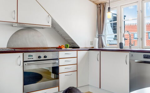 Edel - 250M from the Sea: Pavimentazione, Legna, Interior Design, Pavimento, Cucina, Soffitto, Controsoffitto, Pavimento In Legno, Apparecchio Major, Mobilia