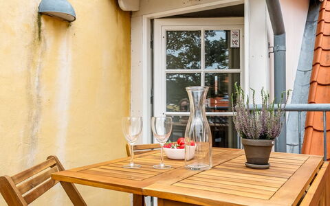 Edel - 250M from the Sea: Mobilia, Tavolo, Sedia, Legna, Mobili Da Esterno, Cucina & Sala Da Pranzo Tavolo, Tavolo Esterno, Interior Design, Vaso Di Fiori, Sala Da Pranzo