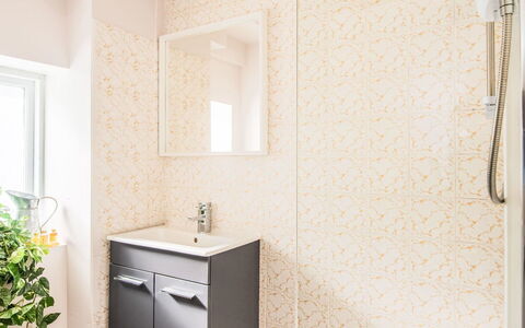 Highland Cottage: Pavimentazione, Interior Design, Pavimento, Idraulico Fixture, Bagno, Mobiletto Del Bagno, Soffitto, Piastrella, Idraulico, Camera