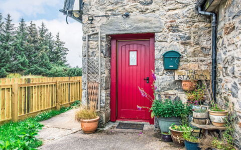 Highland Cottage: Appartamento, Estate, Cortile, Prato, Landscaping, Balcone, Villa