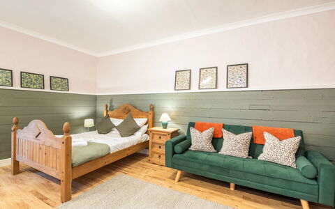 Highland View: Mobilia, Interior Design, Pavimentazione, Pavimento, Legna, Letto, Camera Da Letto, Soffitto, Camera, Illuminazione