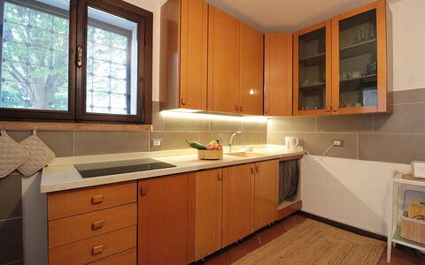Villa Rosa Apartment: Controsoffitto, Cabinetry, Cucina, Legna, Pavimentazione, Interior Design, Lavandino Della Cucina, Elettrodomestico Da Cucina, Lavello, Credenza