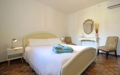 Villa Rosa Apartment: Letto, Mobilia, Interior Design, Camera Da Letto, Bedding, Lenzuolo, Parete, Pavimento, Legna, Pavimentazione