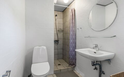 Mainio - 800M from the Sea: Toilet Seat, Gabinetto, Idraulico Fixture, Bagno, Pavimentazione, Parete, Pavimento, Interior Design, Lavandino Del Bagno, Lavello