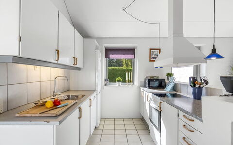 Mainio - 800M from the Sea: Cucina, Interior Design, Controsoffitto, Pavimentazione, Soffitto, Elettrodomestico Da Cucina, Pavimento, Apparecchio Major, Lampada, Cabinetry