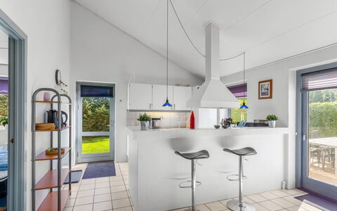 Mainio - 800M from the Sea: Interior Design, Pavimentazione, Mobilia, Cucina, Soffitto, Pavimento, Lampada, Sedia, Casa, Illuminazione