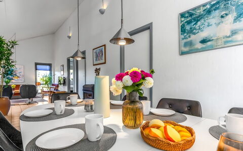 Mainio - 800M from the Sea: Mobilia, Interior Design, Casa, Pavimentazione, Tavolo, Cucina & Sala Da Pranzo Tavolo, Sedia, Pavimento, Soggiorno, Soffitto