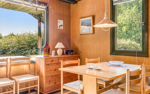 Aron - 30Km from the Sea: Mobilia, Interior Design, Pavimentazione, Legna, Soffitto, Pavimento, Tavolo, Sala Da Pranzo, Lampada, Sedia