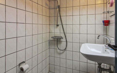 Thorfrid - 1Km from the Sea: Bagno, Idraulico Fixture, Parete, Lavandino Del Bagno, Lavello, Pavimentazione, Rubinetto, Idraulico, Interior Design, Pavimento