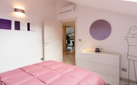 By Center and Sea: Mobilia, Interior Design, Camera Da Letto, Letto, Parete, Soffitto, Casa, Pavimento, Pavimentazione, Camera