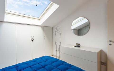 By Center and Sea: Camera Da Letto, Interior Design, Legna, Soffitto, Pavimentazione, Letto, Pavimento, Illuminazione, Lenzuolo, Mobilia