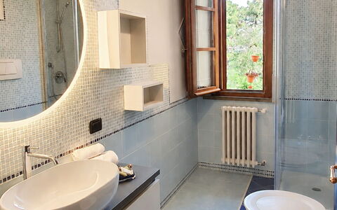 Villa Costa al Bagno: Pavimentazione, Parete, Idraulico Fixture, Interior Design, Pavimento, Lavandino Del Bagno, Bagno, Lavello, Rubinetto, Idraulico