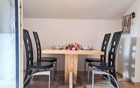 Lilly: Mobilia, Pavimentazione, Interior Design, Pavimento, Legna, Tavolo, Sedia, Cucina & Sala Da Pranzo Tavolo, Sala Da Pranzo, Camera