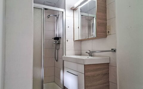 Lilly: Bagno, Idraulico Fixture, Lavandino Del Bagno, Pavimentazione, Pavimento, Lavello, Interior Design, Rubinetto, Idraulico, Gabinetto