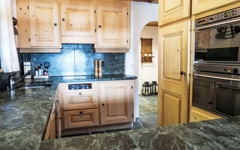 Spunda Biala: Cucina, Controsoffitto, Cabinetry, Legna, Pavimentazione, Interior Design, Elettrodomestico Da Cucina, Mobilia, Pavimento, Cucina Stufa