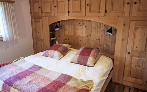 Spunda Biala: Legna, Camera Da Letto, Pavimentazione, Interior Design, Mobilia, Pavimento, Letto, Lenzuolo, Camera, Bedding