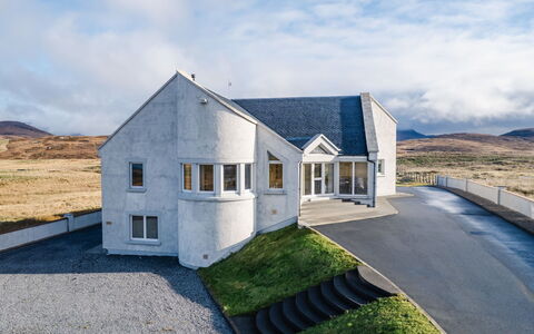 Benderloch House & Frobost Lodge: Interior Design, Mobilia, Divano, Pavimentazione, Pavimento, Camera, Soffitto, Soggiorno, Appartamento