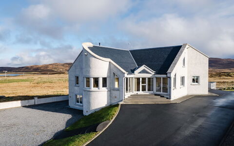 Benderloch House & Frobost Lodge: Interior Design, Mobilia, Divano, Pavimentazione, Pavimento, Camera, Soffitto, Soggiorno, Appartamento