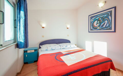 Plavi: Interior Design, Mobilia, Camera Da Letto, Soffitto, Pavimento, Letto, Pavimentazione, Camera, Lenzuolo, Illuminazione