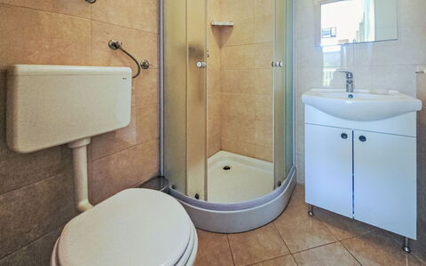 Palada: Idraulico Fixture, Pavimentazione, Pavimento, Interior Design, Bagno, Lavandino Del Bagno, Lavello, Gabinetto, Camera, Idraulico