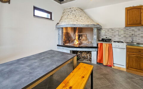 Vinovac: Mobilia, Soffitto, Interior Design, Camera, Focolare, Materiali Naturali, Sedia, Latifoglie, Piastrella, Color Legno