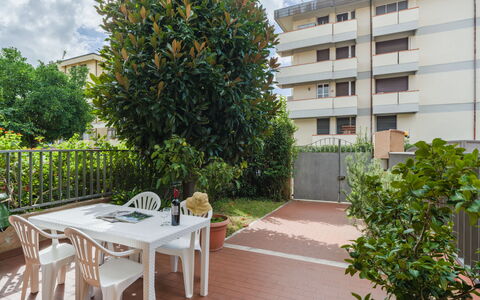 Casa Anna: Zona Residenziale, Appartamento, Balcone, Condominio, Giardino, Shade, Cortile, Landscaping, Backyard, Cortile