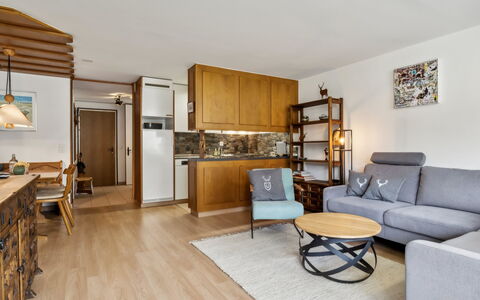 Nr.63 Haus Ladina: Mobilia, Interior Design, Pavimentazione, Legna, Divano, Pavimento, Soffitto, Soggiorno, Camera, Appartamento