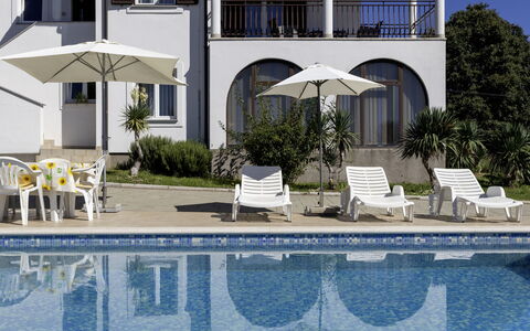 Meri: Mobilia, Piscina, Ricorrere, Mobili Da Esterno, Estate, Sedia, Villa, Hotel, Shade, Eco Hotel