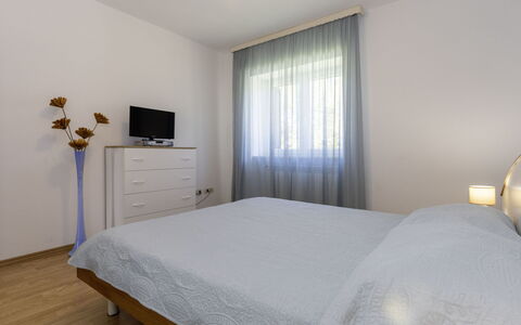 Meri: Letto, Mobilia, Interior Design, Camera Da Letto, Pavimentazione, Pavimento, Legna, Soffitto, Lenzuolo, Camera