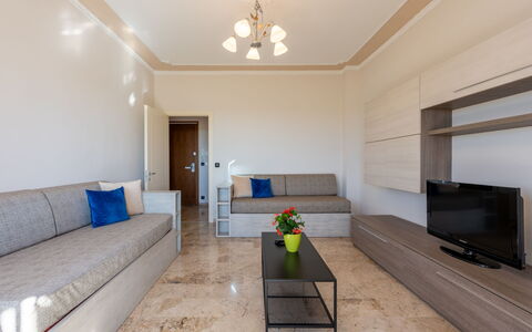 Casa Riggi: Pavimentazione, Legna, Pavimento, Interior Design, Mobilia, Divano, Soggiorno, Appartamento, Soffitto