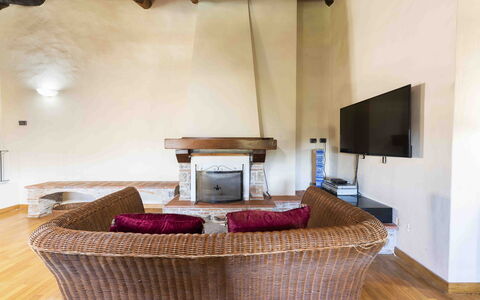 Villa Tambellini De Fondra: Mobilia, Legna, Pavimentazione, Interior Design, Pavimento, Camera, Soffitto, Soggiorno, Divano