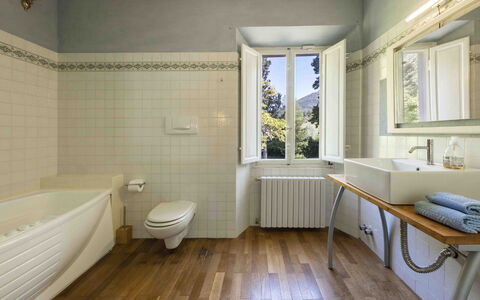 Villa Tambellini De Fondra: Interior Design, Idraulico Fixture, Parete, Pavimentazione, Bagno, Pavimento, Rubinetto, Soffitto, Lavello, Idraulico