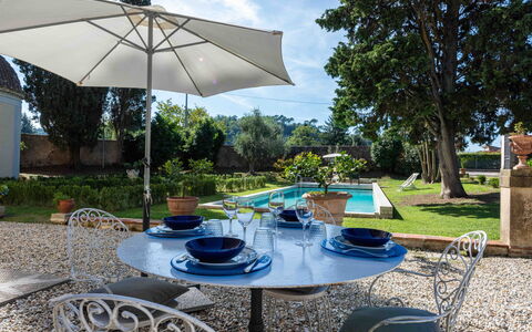 Villa Tambellini De Fondra: Mobilia, Mobili Da Esterno, Sedia, Tavolo, Tavolo Esterno, Giardino, Ombrello, Cucina & Sala Da Pranzo Tavolo, Shade, Vaso Di Fiori