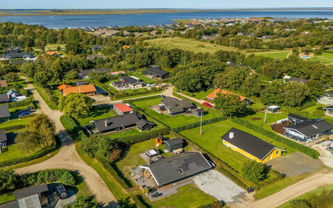 Thamina - 200M to the Fjord: Casa, Tetto, Casa, Porta, Villetta, Shade, Giardino, Groundcover, Portico, Cortile