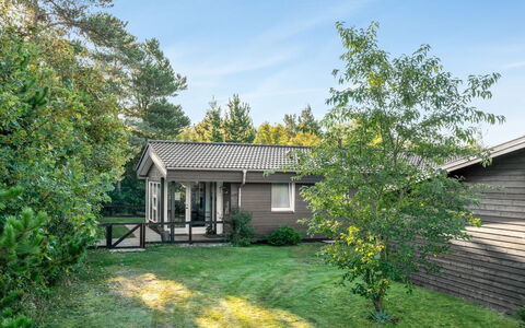 Sjarlotte - 400M to the Fjord: Casa, Tetto, Casa, Porta, Villetta, Shade, Giardino, Groundcover, Portico, Cortile